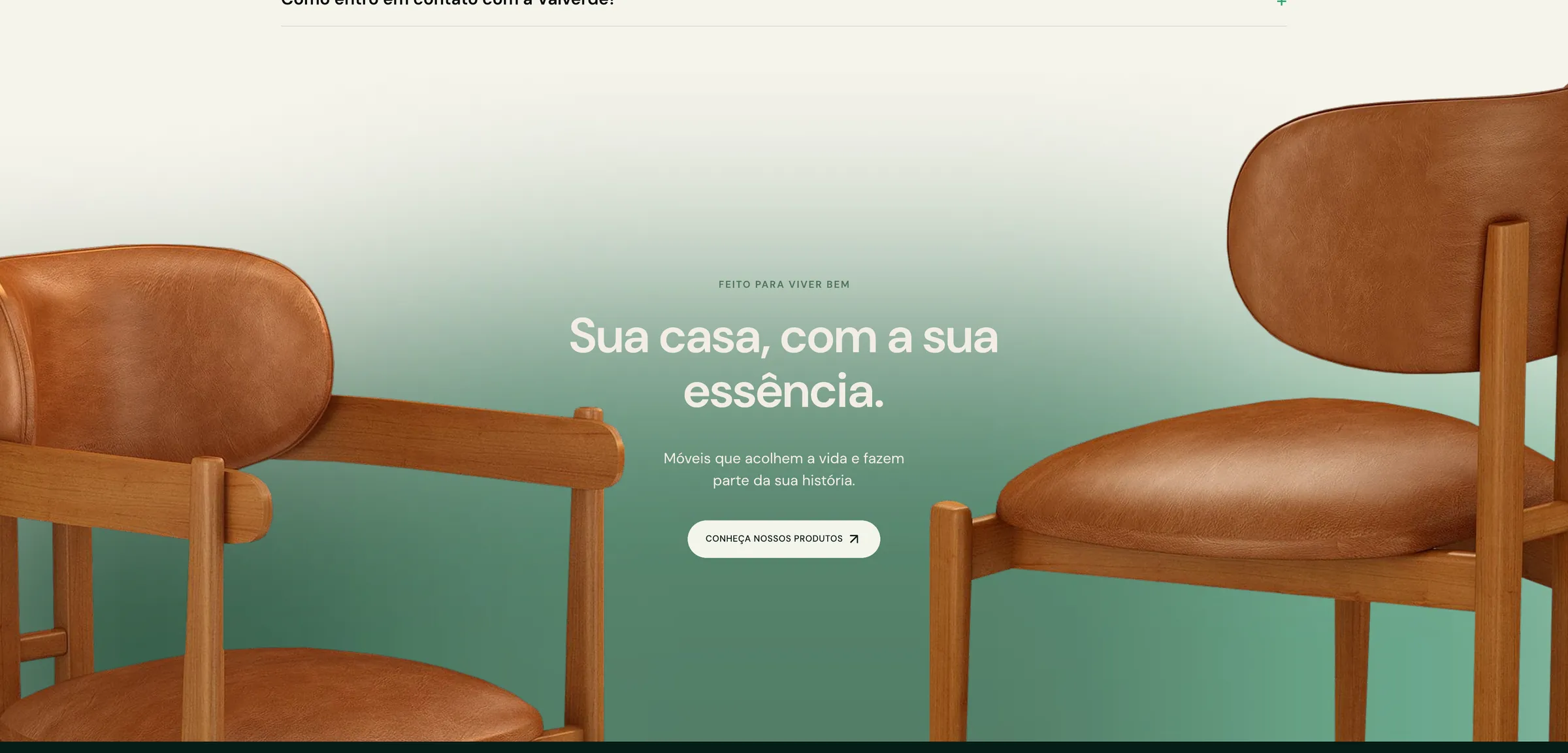 Duas cadeiras de jantar estofadas em couro caramelo, com estrutura em madeira, em ambiente com gradiente de verde.